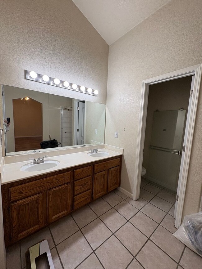 Building Photo - 3 Bedroom Home