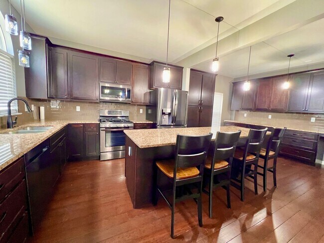 Building Photo - 6 Bed 4 Bath in West End