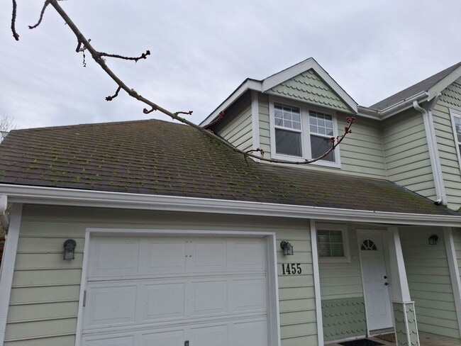 Primary Photo - Beautiful Three Bedroom Centrally Located!