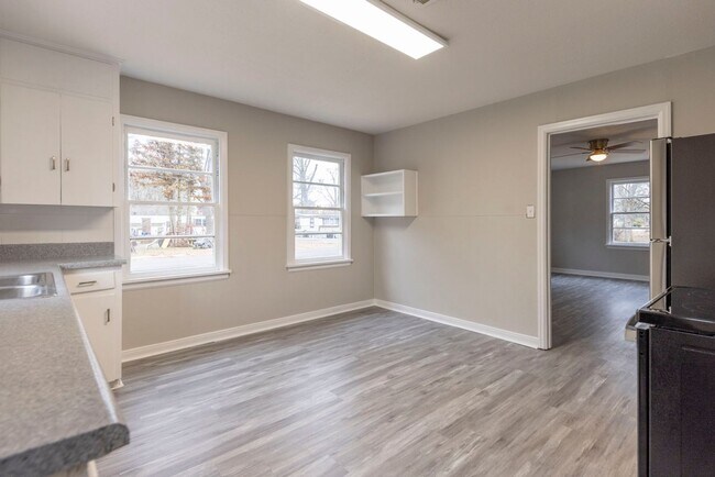 Building Photo - 318 E Ash St