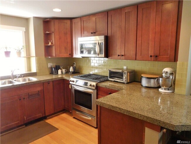 Building Photo - 3Bd/2.5Ba Seattle Townhome
