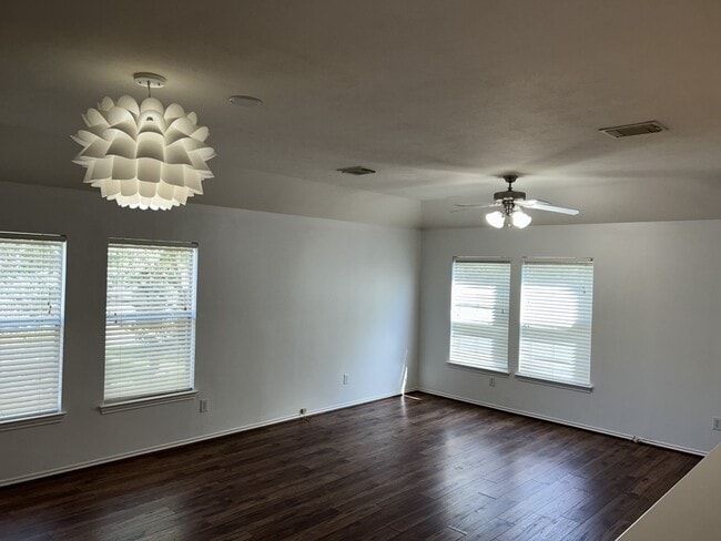 Building Photo - 3010 S Heights Hollow Ln