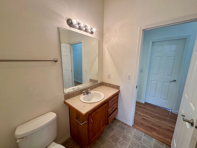 Building Photo - 3 Bedroom 2 Bath nestled in Grass Valley