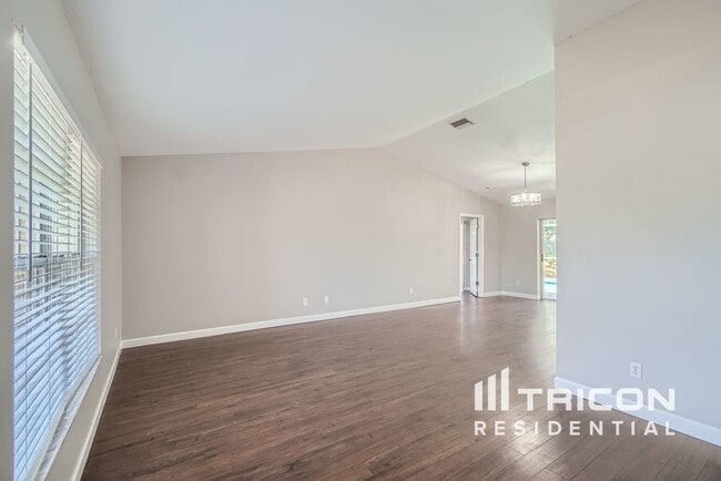 Building Photo - 854 Christina Cir