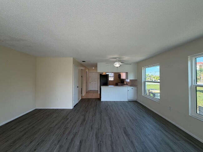 Building Photo - 2-bedroom, 2-bathroom residence located in Punta Gorda Isles