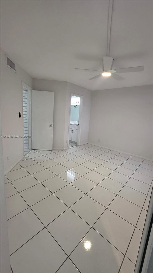 Building Photo - 216 Lake Pointe Dr