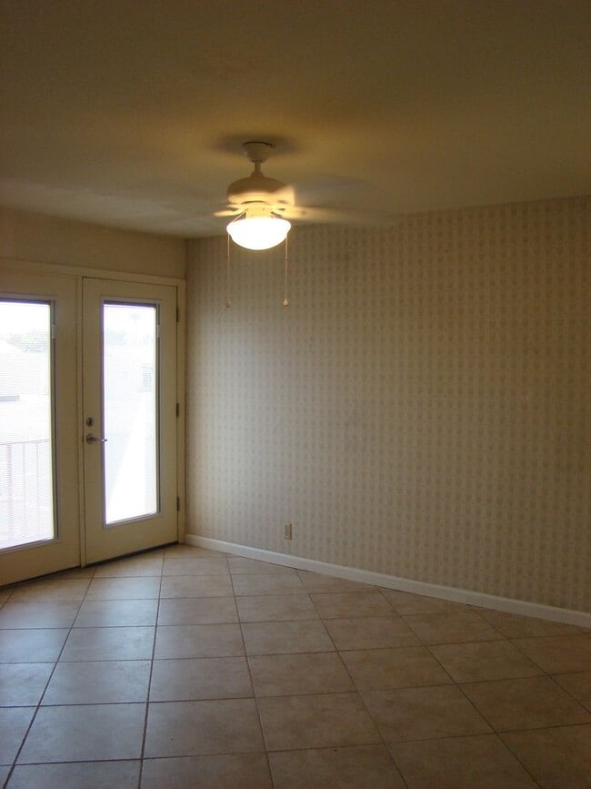 Building Photo - Spacious 3 bedroom, 3 bath, condo with a l...