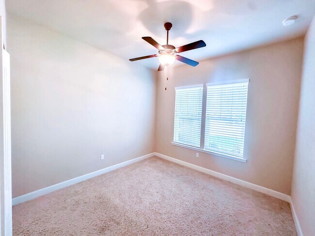 Building Photo - Vibrant 4/3 home in Longleaf!