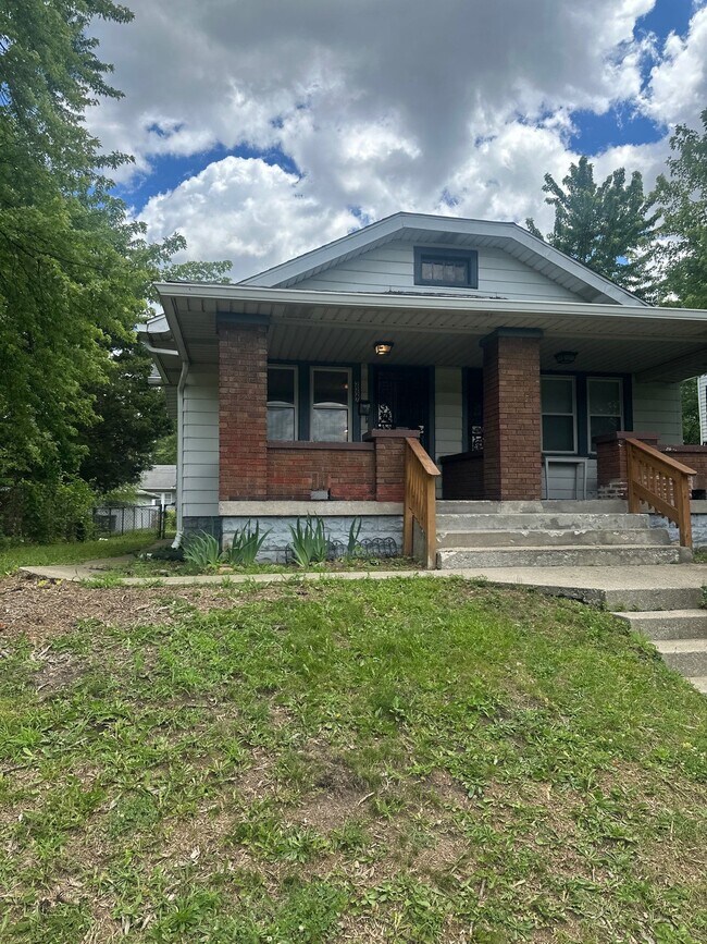 Building Photo - 2227 E Riverside Dr
