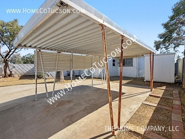 Building Photo - 1319 E Louisiana Dr