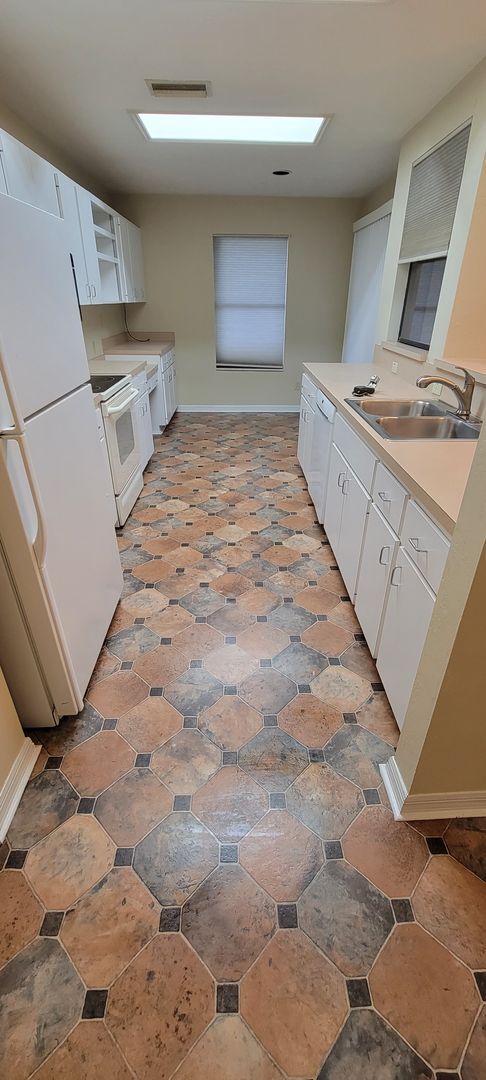 Building Photo - 3/2: Enjoy this nice spacious home in Sunrise.