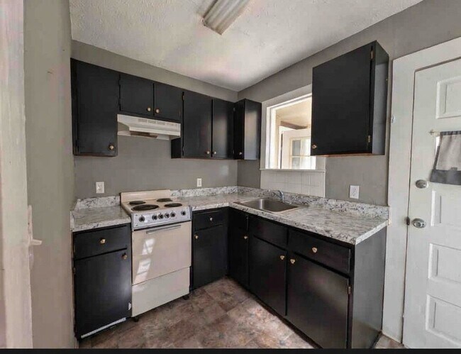 Building Photo - Sweet 2/1 Home in Marianna