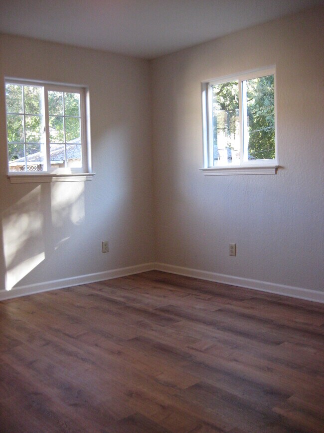 Corner windows with natural light in each bedroom. - 567 San Geronimo Valley Dr