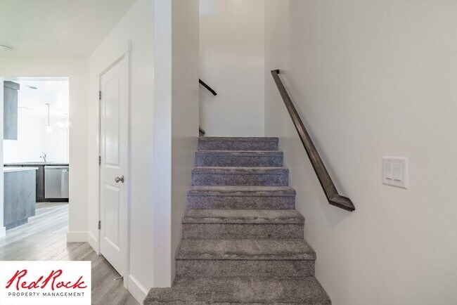 Building Photo - 4 Bed/2.5 Bath Townhome in Desert Bluff!