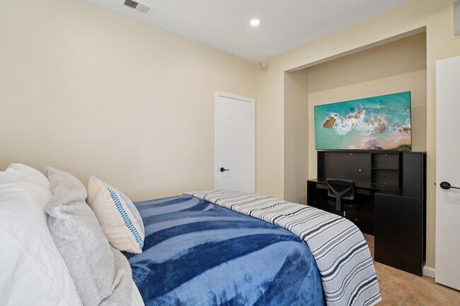 Building Photo - 29 Lakeshore Dr