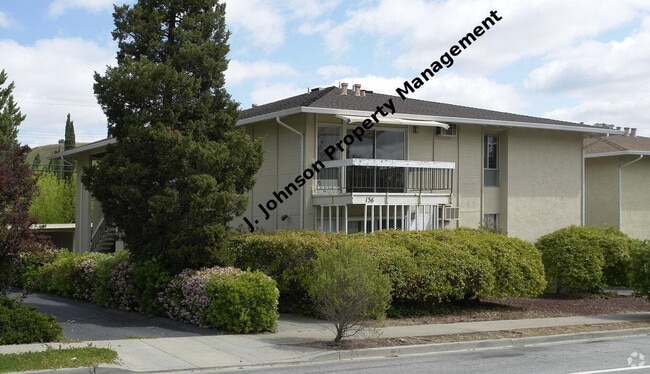 Building Photo - 2 bedroom 1 bth upper unit