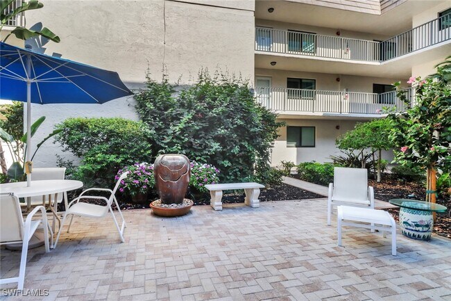 Building Photo - 788 Park Shore Dr
