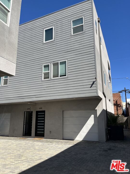 Building Photo - 644 N Manhattan Pl