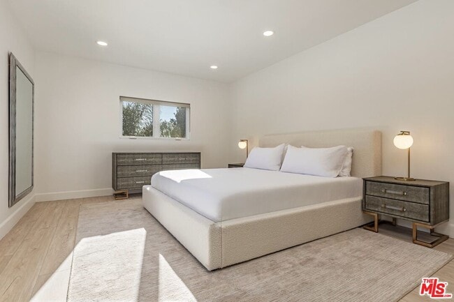 Building Photo - 703 N Maple Dr