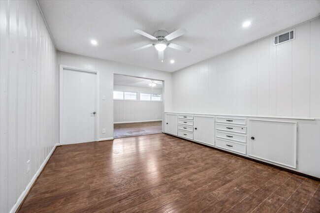 Building Photo - 3607 Blue Bonnet Blvd