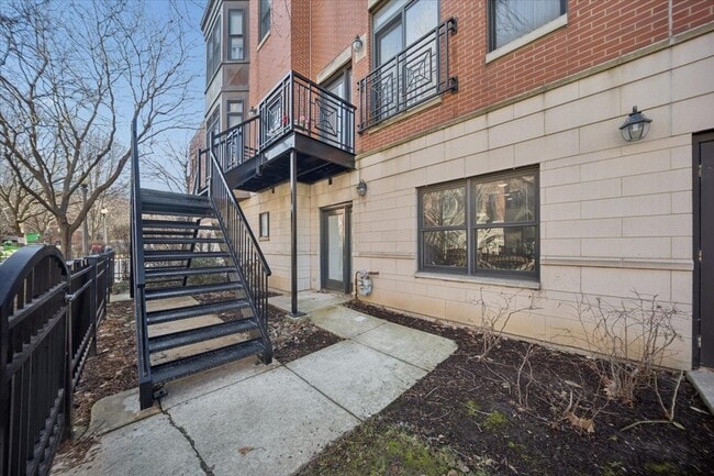 Building Photo - 943 W College Pkwy