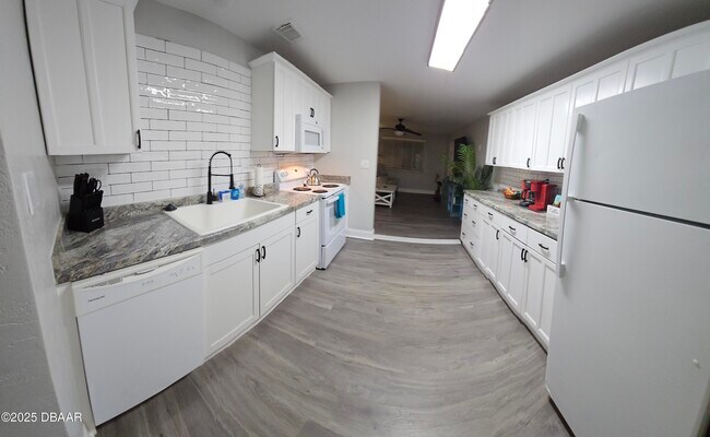 Building Photo - 62 Rivershore Dr