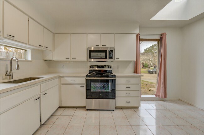 Building Photo - 12327 Fairmeadow Dr