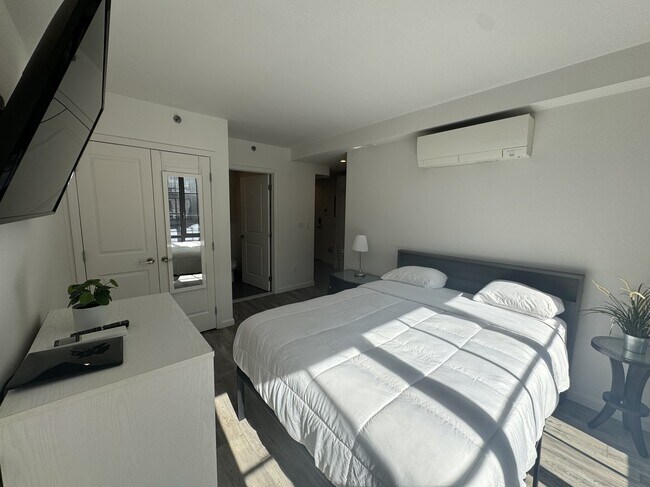 Building Photo - 433 W 53rd St