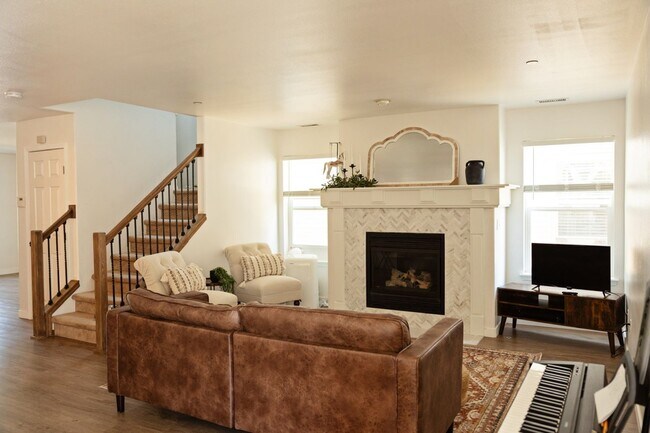Building Photo - Updated 4 Bedroom DuPont Home for Rent