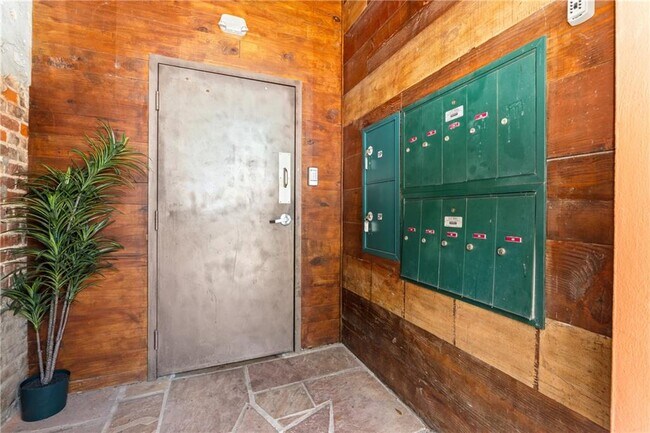 Building Photo - 558 St Francis St