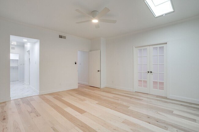 Building Photo - Easy Townhouse Living