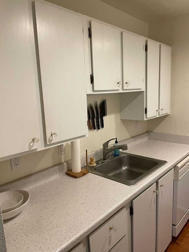 Building Photo - Prelease - 2bd/1.5ba Laminate flooring - Avail. June 2026