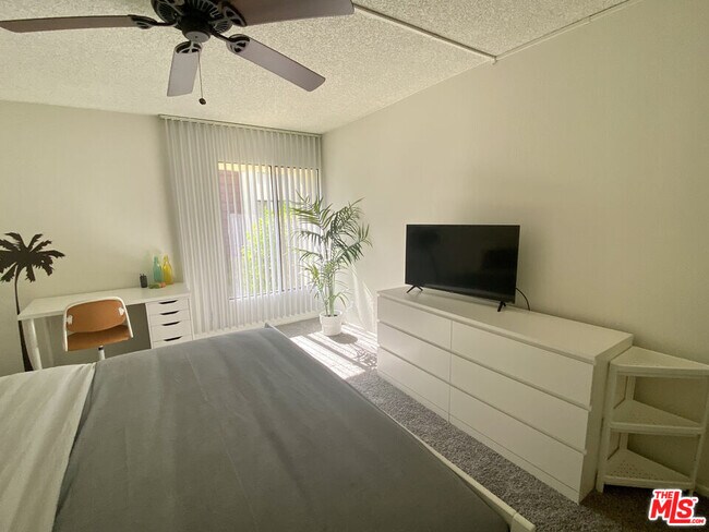 Building Photo - 1655 E Palm Canyon Dr