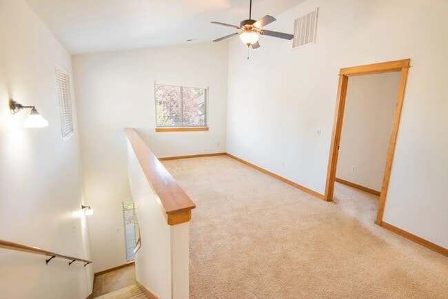Building Photo - 3/2.5 home in SE Bend close to shopping an...