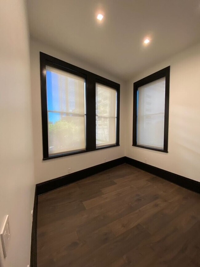 Building Photo - Historic Charm with Live-Work Flexibility in Downtown Honolulu