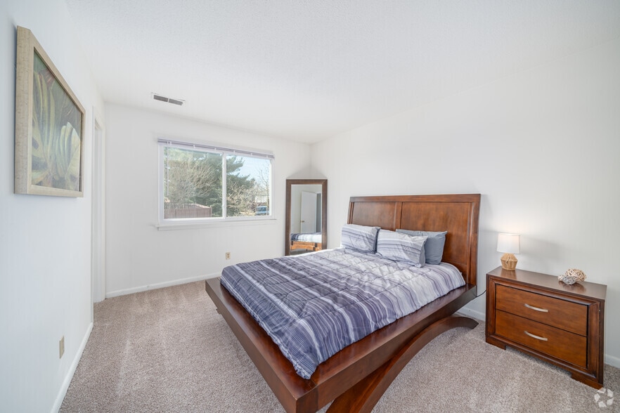 Standard 2BR, 1.5BA - 850SF - Primary Bedroom - Lincolnshire West