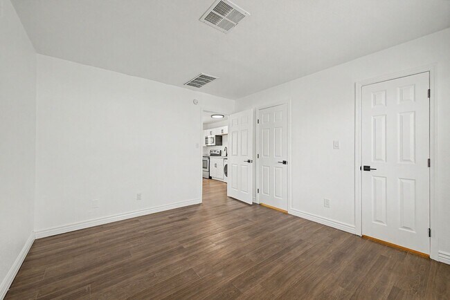 Building Photo - 1438 E Adams St