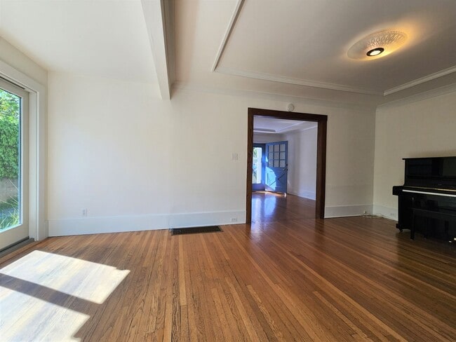 Building Photo - Charming Single Family Home in Downtown Pa...