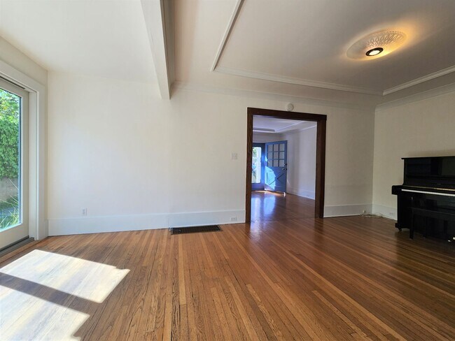 Building Photo - Charming Single Family Home in Downtown Palo Alto Available Now!