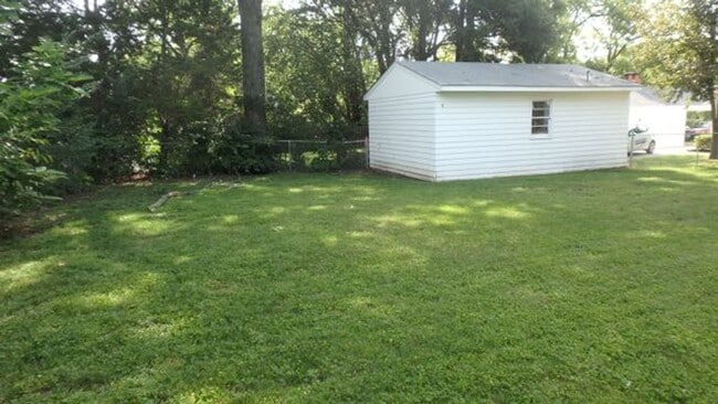 Building Photo - Wonderful 3 Bed 1 Bath House w/ Bonus Room!