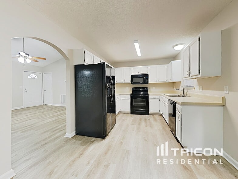 Building Photo - 615 Flicker St