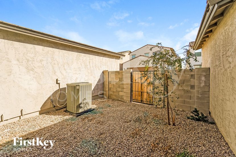 Building Photo - 251 N Sunrise