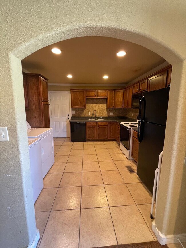 Building Photo - 2 bedroom House near Downtown BA