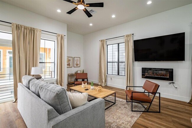 Building Photo - 1305 E 27th St