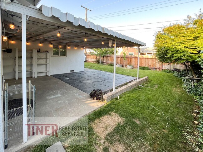 Building Photo - Beautiful Colonial Village Home