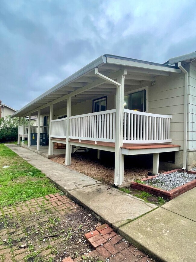 Building Photo - CHARMING 3 BED 2 BATH HOUSE WITH NEW HVAC, ROOF & LARGE FENCED BACKYARD