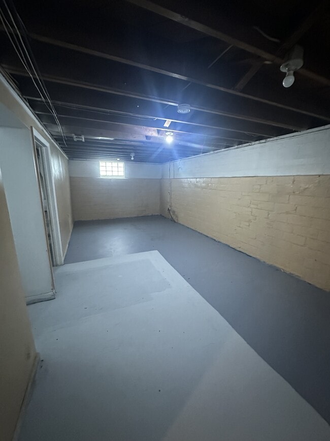 Building Photo - 3895 E 177th St