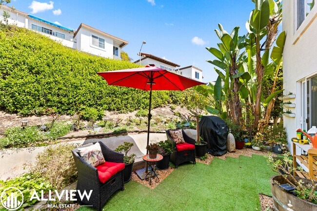 Building Photo - OCEAN VIEWS! Renovated 2 Bed, 2.5 Bath Townhome in San Clemente!