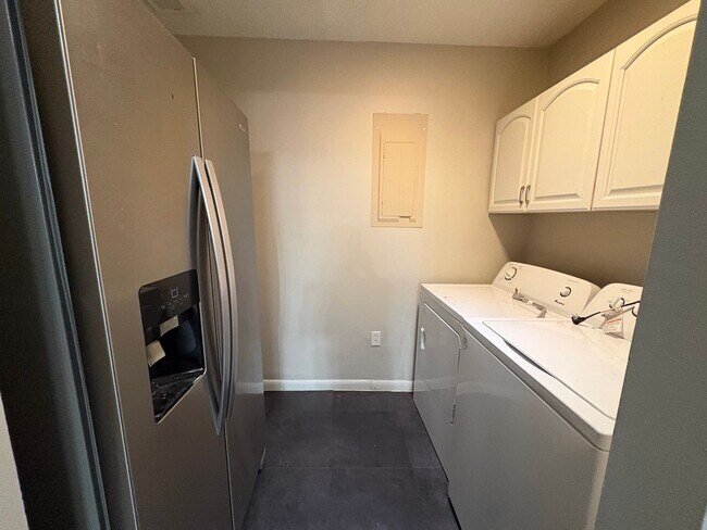 Building Photo - 720 Thornwood Way