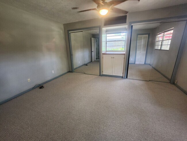 Building Photo - Country Living right off of Baymeadows Road
